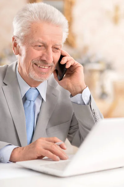 Lachende Oudere Man Met Telefoon Kantoor — Stockfoto