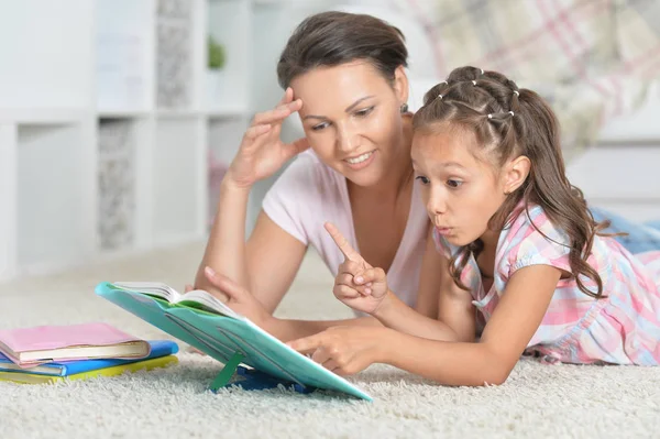 Moeder met dochter huiswerk — Stockfoto