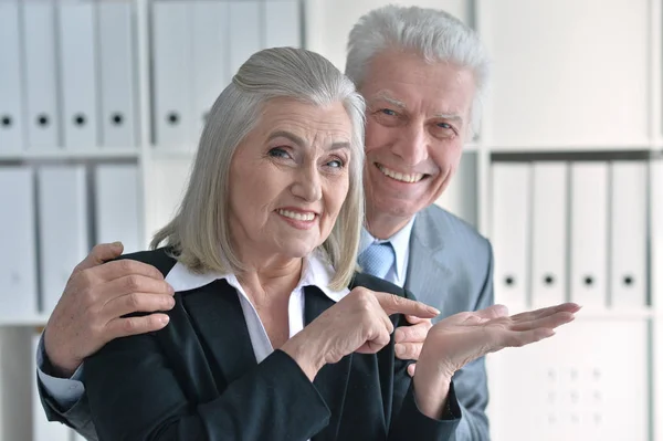 Seniour man en vrouw — Stockfoto