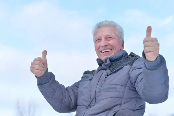 Retrato Hombre Mayor Sonriente Parado Aire Libre Invierno Mostrando Los — Foto de Stock