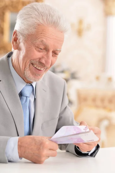 Portret Van Senior Man Met Papier Vliegtuig Gemaakt Van Geld — Stockfoto