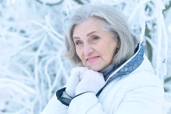 Reife Frau Winterkleidung Posiert Freien Gut Gelaunt — Stockfoto