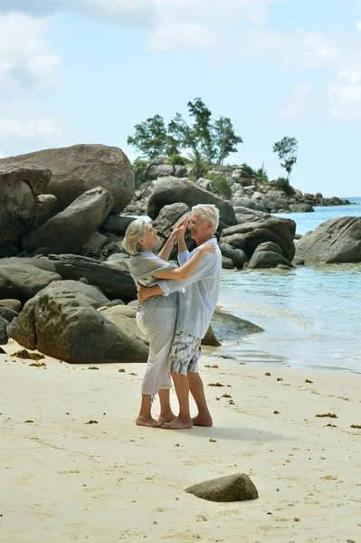 Ηλικιωμένο ζευγάρι τρέχει στην παραλία — Φωτογραφία Αρχείου