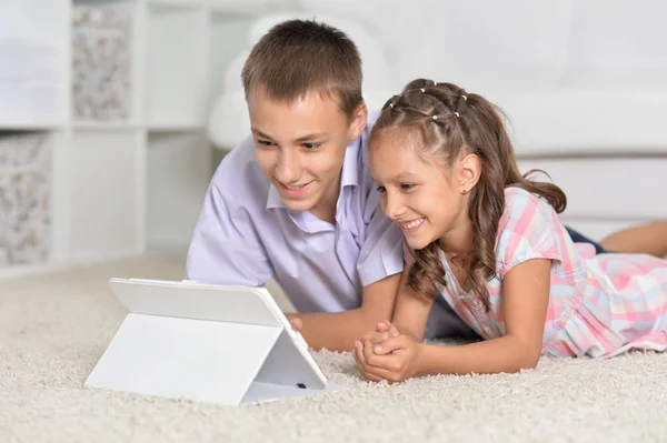 Brat i siostra przy użyciu komputera typu tablet — Zdjęcie stockowe