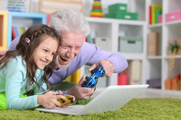 Emocional Hombre Mayor Con Nieta Jugando Juego Ordenador Ordenador Portátil —  Fotos de Stock