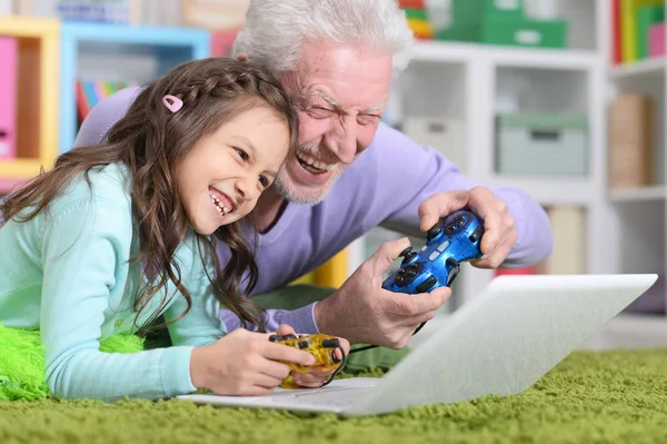 Emocionální Starší Muž Vnučkou Hraje Počítačovou Hru Notebooku Doma — Stock fotografie
