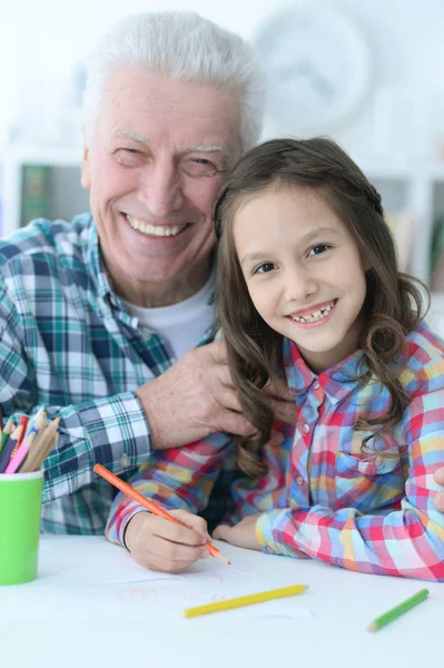 Feliz Abuelo Con Nieta Dibujando Juntos — Foto de Stock