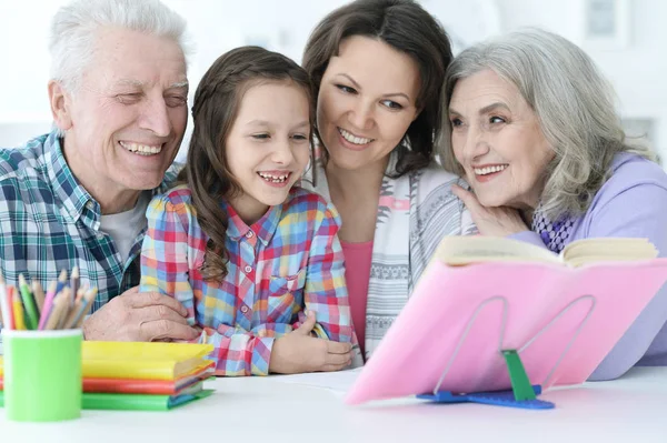 Petite Fille Mignonne Avec Mère Grands Parents Étudiant Maison — Photo