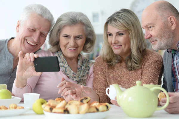 Twee Senior Koppels Nemen Selfie Met Smartphone Terwijl Het Drinken — Stockfoto