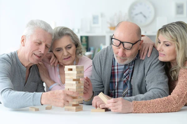 Senioren spielen mit Holzklötzen — Stockfoto