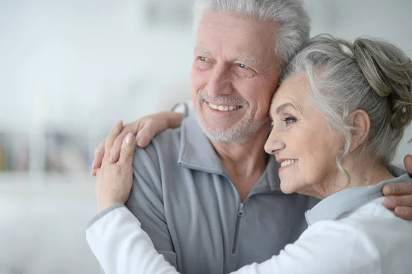 Close Portret Van Een Gelukkige Senior Paar Thuis — Stockfoto