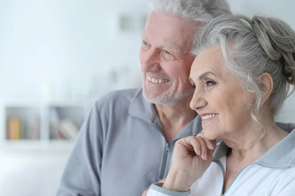 Retrato Cerca Una Feliz Pareja Ancianos Casa —  Fotos de Stock