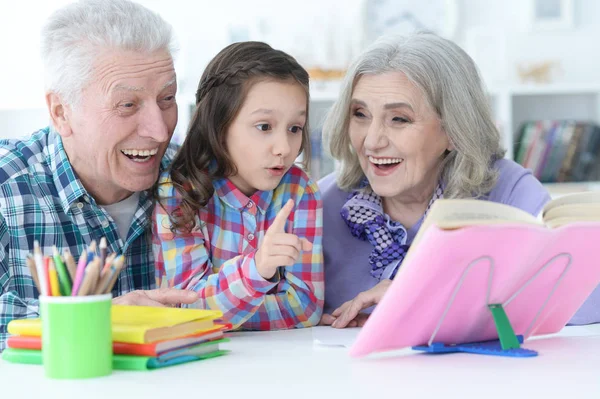 Menina Bonito Pouco Com Avós Estudando Casa — Fotografia de Stock