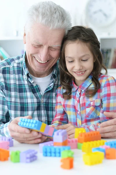 Großvater Spielt Mit Seiner Kleinen Enkelin — Stockfoto
