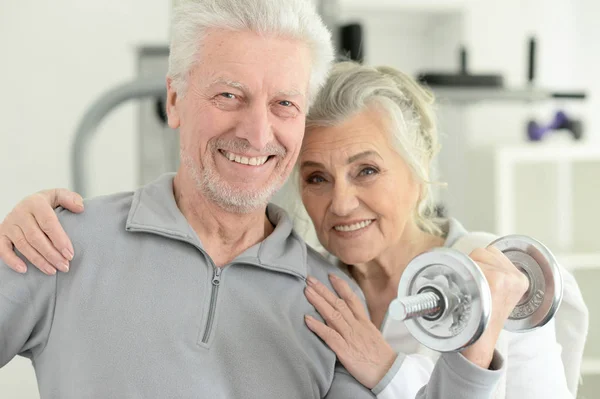 Pareja Mayor Sonriente Activa Haciendo Ejercicio Gimnasio — Foto de Stock