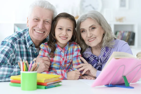Kleines Süßes Mädchen Mit Großeltern Die Hause Lernen — Stockfoto