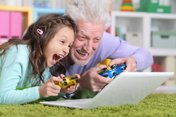 Emotional Senior Man Granddaughter Playing Computer Game Laptop Home — Stock Photo, Image