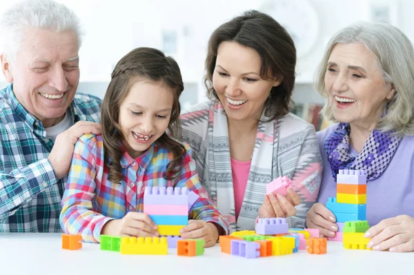 Kleines Süßes Mädchen Mit Mutter Und Großeltern Beim Gemeinsamen Spielen — Stockfoto