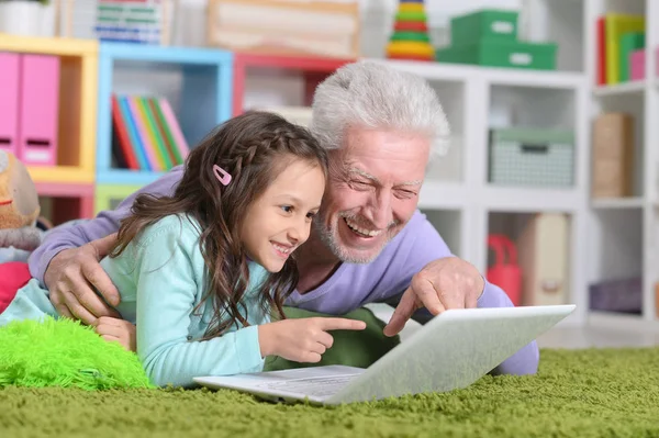 Heureux Homme Âgé Avec Petite Fille Utilisant Ordinateur Portable Maison — Photo