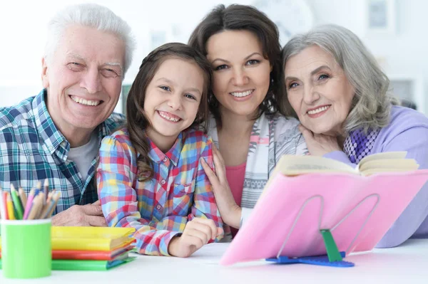 Menina Bonito Pouco Com Mãe Avós Estudando Casa — Fotografia de Stock