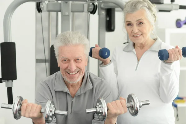 Couple Âgé Souriant Actif Faisant Exercice Salle Gym Ensemble — Photo