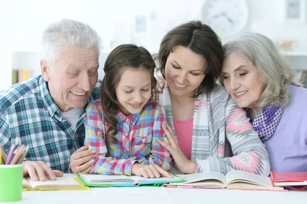 Menina Bonito Pouco Com Mãe Avós Estudando Casa — Fotografia de Stock