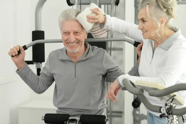 主动微笑的资深夫妇一起在健身房锻炼 — 图库照片