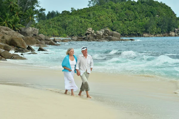 Feliz Pareja Ancianos Caminando Playa Tropical — Foto de Stock