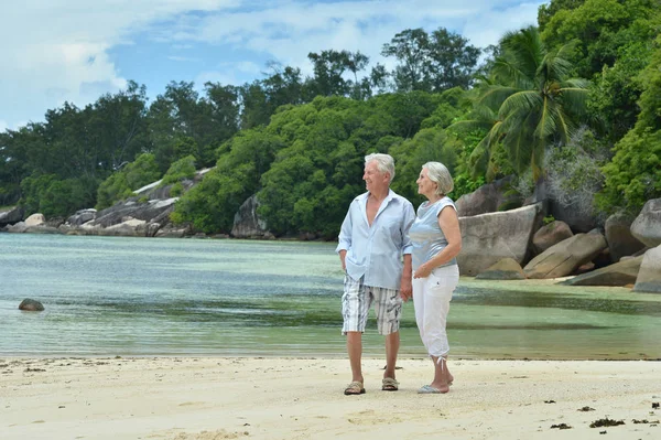 Feliz Casal Idosos Andando Praia Tropical — Fotografia de Stock