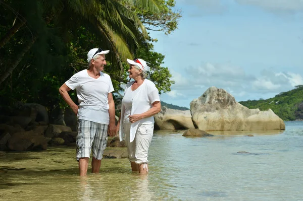 Gelukkig Bejaarde Echtpaar Lopen Tropisch Strand — Stockfoto