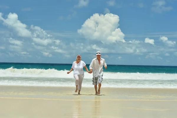 Feliz Casal Idosos Andando Praia Tropical — Fotografia de Stock