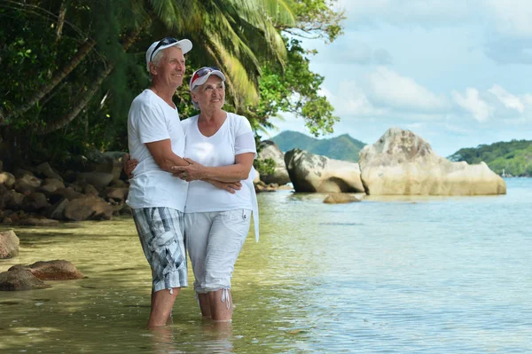 Feliz Pareja Ancianos Caminando Playa Tropical —  Fotos de Stock