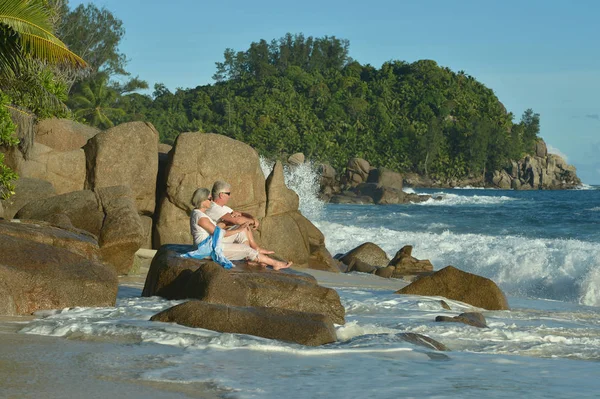 Bejaarde echtpaar rusten in tropische resort — Stockfoto