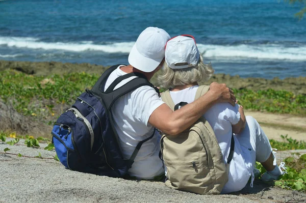 Pareja de ancianos en jardín tropical —  Fotos de Stock