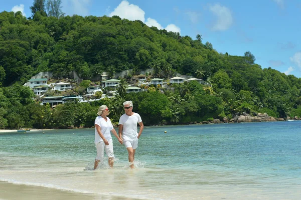 Feliz Pareja Ancianos Caminando Playa Tropical — Foto de Stock