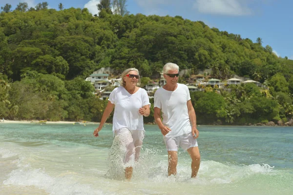 Gelukkig Bejaarde Echtpaar Lopen Tropisch Strand — Stockfoto