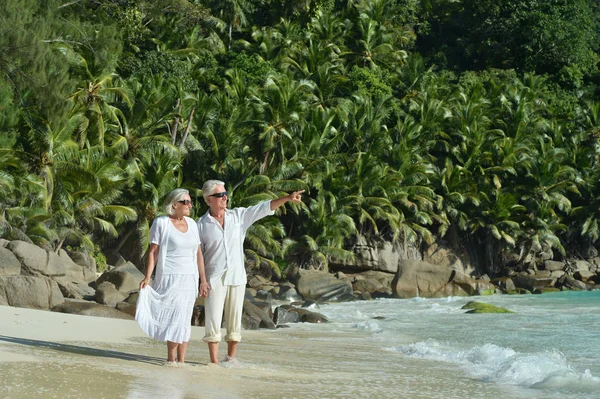 Pareja de ancianos descansan en resort tropical — Foto de Stock