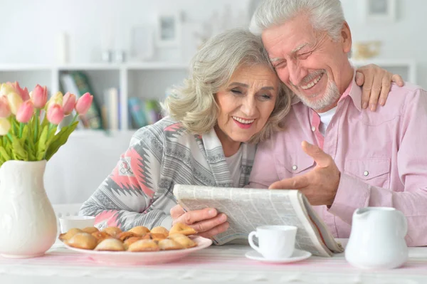 Retrato Close Casal Idosos Com Jornal Casa — Fotografia de Stock