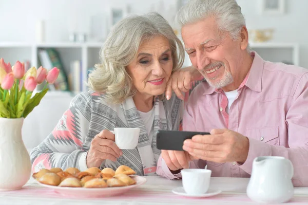 Feliz Pareja Ancianos Con Teléfono Inteligente Beber Cocina —  Fotos de Stock