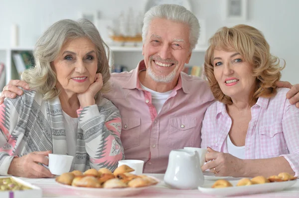 Feliz Personas Mayores Bebiendo — Foto de Stock