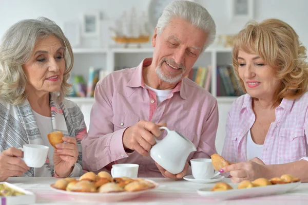 Gelukkige Senior Mensen Drinken Thee — Stockfoto