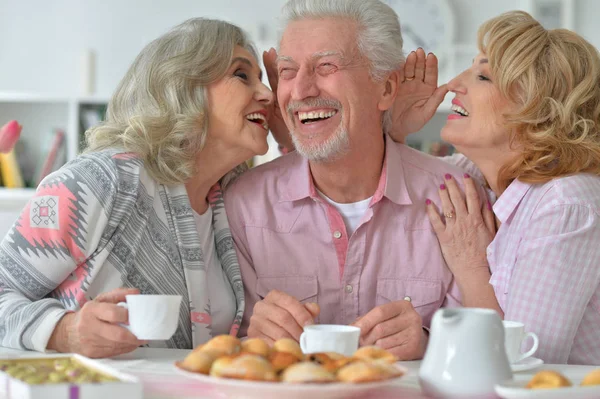 Pessoas Idosas Felizes Bebendo Chá Mulheres Dizendo Segredo Para Homem — Fotografia de Stock