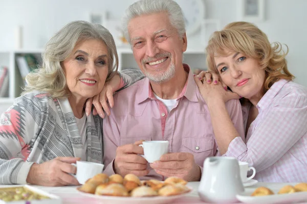 Glada Senior Människor Dricka — Stockfoto