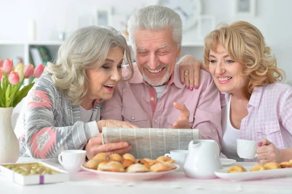 Gelukkige Senior Mensen Drinken Thee Het Lezen Van Krant — Stockfoto
