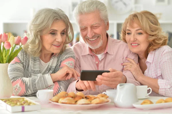 Heureux Seniors Avec Smartphone Boire Thé Cuisine — Photo