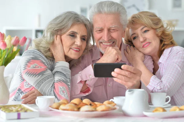 Heureux Seniors Avec Smartphone Boire Thé Cuisine — Photo