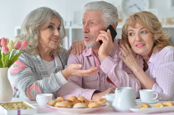 Glückliche Senioren Mit Smartphone Trinken Tee Der Küche — Stockfoto