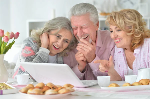 Glada Senior Människor Med Laptop Dricka Kök — Stockfoto