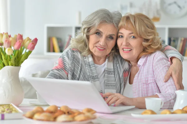 Zwei Seniorinnen Nutzen Laptop Hause — Stockfoto