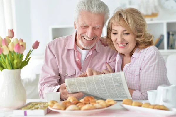 Retrato Close Casal Idosos Com Jornal Casa — Fotografia de Stock